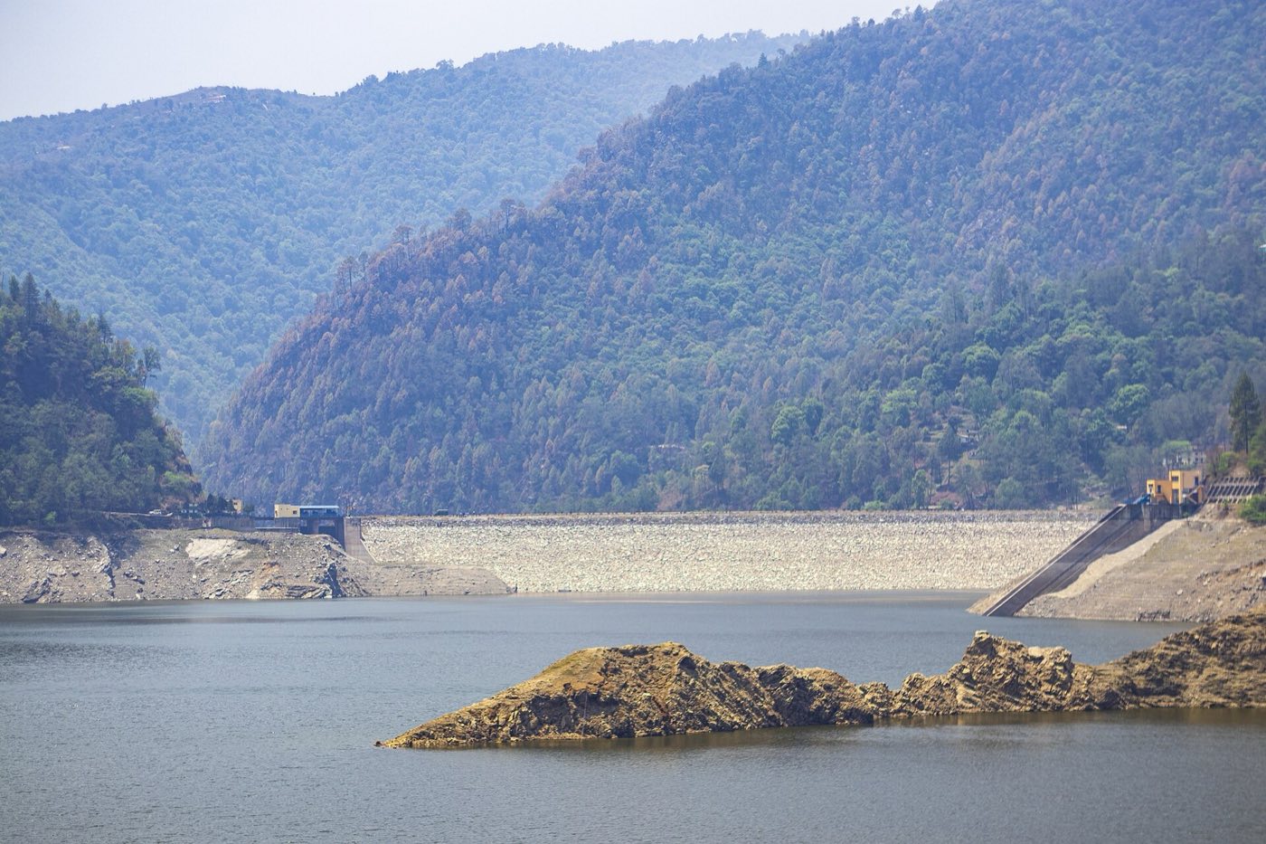 Wall and reservoir of the Kulekhani dam. Photo: Nirmal Dulal, CC BY-SA 4.0