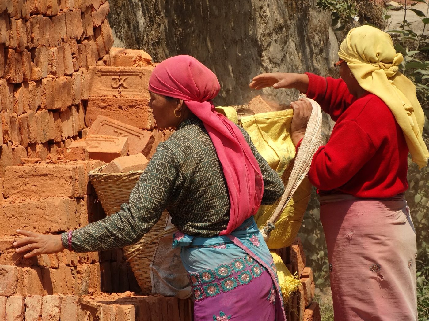 Women bricklayers in Kirtipur, outside Kathmandu. Photo: Adam Jones from Kelowna, BC, Canada, CC BY-SA 2.0